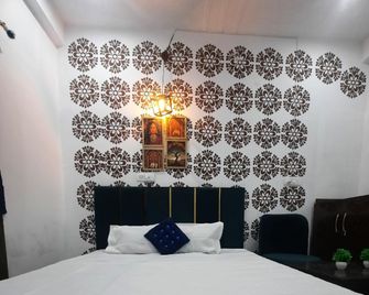 Iconic Retreat By Atulyam Stays - Prayagraj - Bedroom