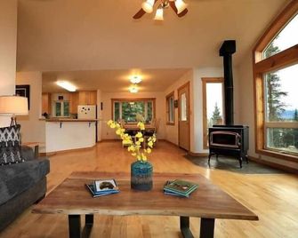 3 Bedroom Home with Amazing Views 11 mi from Denali - Healy - Huiskamer