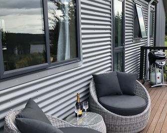 Overlooking beautiful Lake Middelton and a glimpse of Lake Ohau - Ohau - Balcón