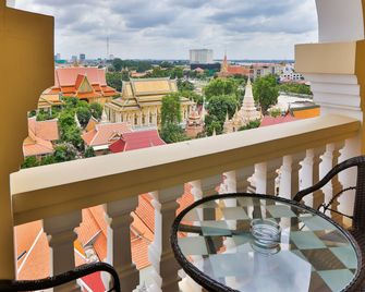 Palace Gate Hotel & Residence By Ehm - Phnom Penh - Balkon