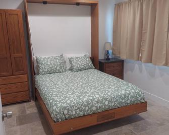 City Center Flat! Downtown Hurricane on State Street! Charming 2 bed w/ kitchen! - Hurricane - Schlafzimmer