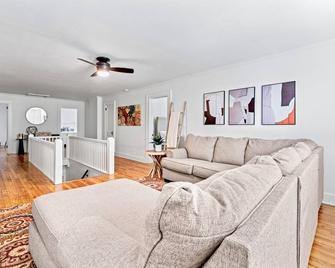 Perfect Albemarle Getaway Steps From Main Street! - Albemarle - Living room