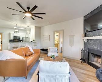 Modern Graford Cabin Walk to Possum Kingdom Lake! - Graford - Sala de estar