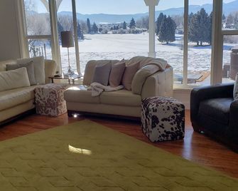 Luxury Home With Stunning Mountain And Golf Course Views! - Butte - Living room