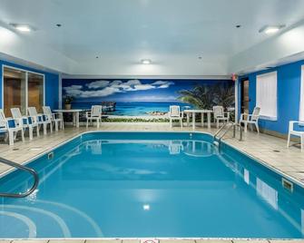 Comfort Inn & Suites Dayton Northwest - Englewood - דייטון - בריכה
