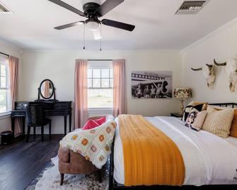 Remodeled 1920s Bungalow and Retro Casita, Hammock - Mesa - Bedroom