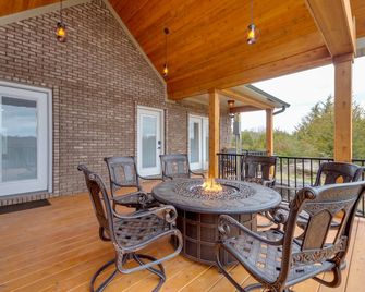 Tranquility Lake Getaway w/ Hot Tub on 27 Acres! - Columbia - Balcón