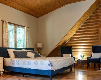 Cozy 2 Bedroom Cabin Nestled in Wooded Hideaway - Monterey - Bedroom