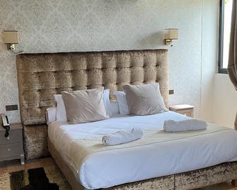 Découvrez le Château Camiac : Luxe, Charme et Sérénité Dans L'entre Deux Mers - Saint-Jean-de-Blaignac - Bedroom