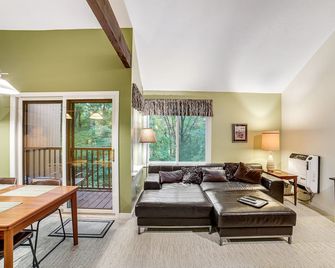 Bright condo with pool, sauna, tennis - 2 miles from Sugarbush Resort - Warren - Sala de estar