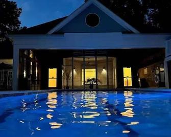 Cozy Villa Spa Retreat - Near Mohegan, Hot Tub, Pools, Sauna, Spa on Premises - Norwich - Pool