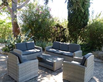 Rural House In Languedoc-Roussillon 25 Minutes From Avignon - Laudun-l'Ardoise - Patio