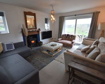 Farmhouse with rural and river views & 10 minute walk to market town - Tenbury Wells - Wohnzimmer