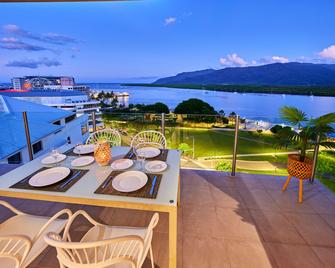 Jack & Newell Holiday Apartments - Cairns - Balcony