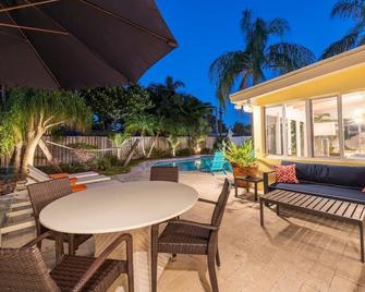 2 Bd|2 Ba, Designer Home,Resort Style Backyard,Close to Beach - Fort Lauderdale - Restaurant