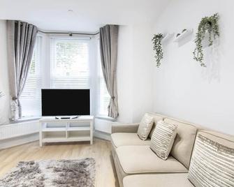 The Roost Group - Bedford House Apartments - Gravesend - Living room