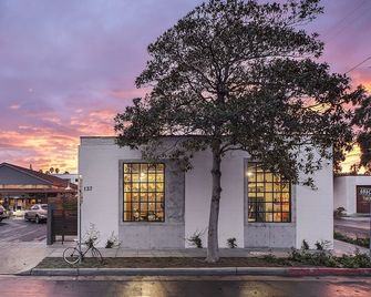 Historic West Beach Studio - Santa Barbara - Building
