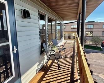 Convenient to the North Shore walk to Lake Superior, centrally located 2 bedroom - Duluth - Balcony