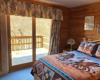 Hilltop 10 acre Cabin Retreat Getaway - WiFi! - Fort Ashby - Habitación