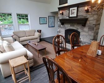 The Sunrise - Peaceful Waterfront Cottage on Dunlop Lake in Elliot Lake - Elliot Lake - Sala de estar