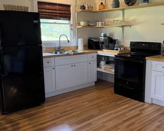 Charming Wanchese Retreat-Cozy 2br Near Obx Beaches And Fishing - Wanchese - Kitchen
