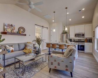 Peaceful | Clean | Get-a-way! | Sunsets and Palms Casita - Washington - Living room