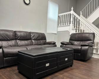 TownHouse with kitchen,private Parking,2 min from Warfields Pond Park and Golf - Glenwood - Living room