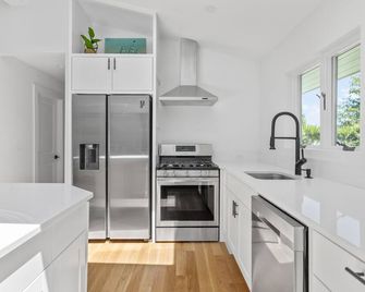 Wonderful Modern Renovation- Indoor/ Outdoor Living- Heated Pool & Poolhouse - Montauk - Cocina