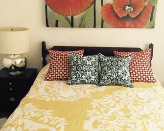 Apartment in the heart of Marquette w/ cable & wifi!! Next to premier brewpub!! - Marquette - Bedroom