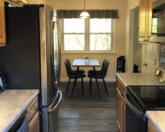 Clean & Private Mountain Home - Cumberland - Küche