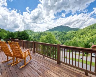 Stunning 3 Bedroom 2.5 Bath 2 Story A Frame Cabin, Paved Access, Views, Wifi - Waynesville - Balcony