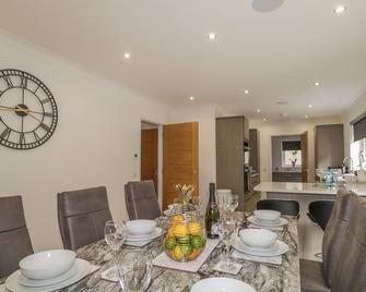 15 Waters Edge - Banff - Dining room