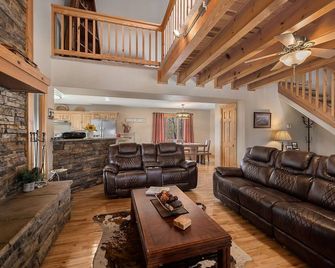 3BR Log Cabin w/ Hot Tub + Winter Views - Smithville - Living room