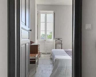 la maison Junas: handsome village house with garden - Aubais - Спальня