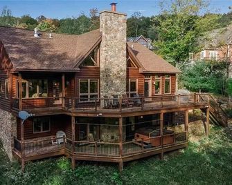 Luxurious Chalet! Hot-tub, Bonfire & Ideal Location for Skiing & Town - Ellicottville - Bâtiment