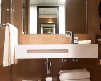 Nash Pratik Hotel - Meyrin - Koupelna
