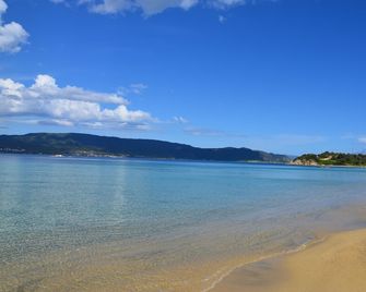 Helianthus Guesthouse - Ammouliani - Strand