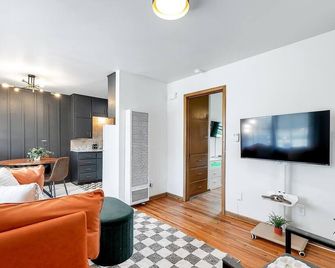 This apartment is a 1 bedroom(s), 1 bathrooms, located in Derby, KS. - Derby - Living room