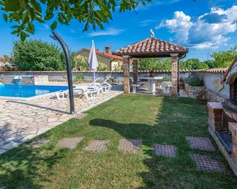 Romantic and charming newly opened pool villa - Nedeščina - Piscina