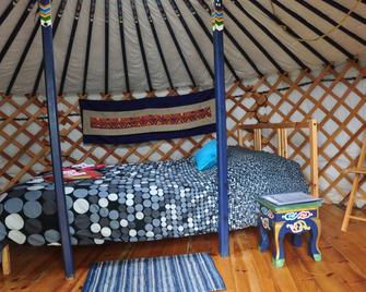 Small blue yurt at Cabot Shores Wilderness Resort - Indian Brook - Habitación