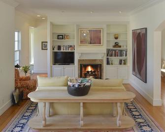 St. Helena Estate, In Heart Of The Napa Wine Country, Walk To Town, On Vineyard - Saint Helena - Living room