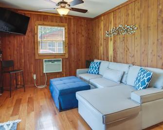 Warsaw Cabin with Boat Slip, Lake Access and Sunroom! - Warsaw - Living room