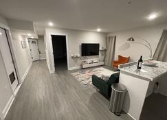Cozy 2 bedroom home located close to Newark airport and Manhattan NYC - Newark - Living room