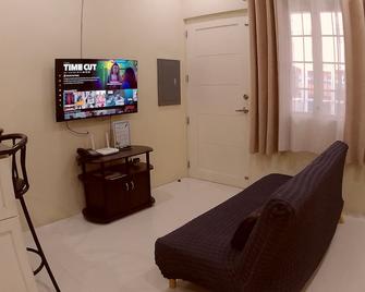 Entire home/Fully furnished/Netflix/AC/Wash/Dyer - Daet - Sala de estar