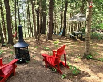 `Oda` Log Cabin with Cedar Hot Tub & Sauna on wood - Bracebridge - Patio