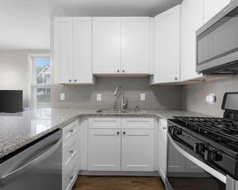 Downtown Columbus, Stunning Upscale 1 Bd - Columbus - Kitchen
