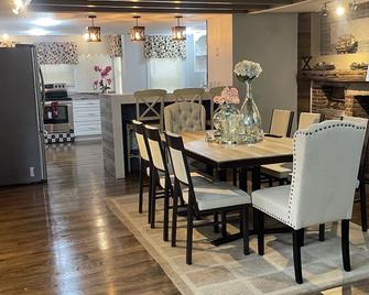 3.3miles to Mohegan Sun, Barn style house. Newly renovated - Norwich - Dining room