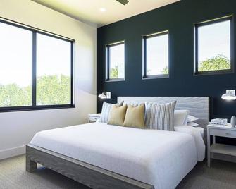 Experience Elegance at the Montclair in Our Luxury Villa - Springdale - Bedroom