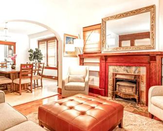 5 bd Remodeled Private Home +2 Kitchens + Backyard Oasis+ Best Downtown Location - Salt Lake City - Wohnzimmer