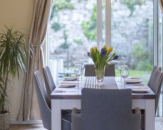 Delightful cottage just steps from Kenmare town - Kenmare - Eetruimte